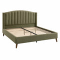 Cama doble de tela verde con estructura de madera