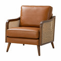 Sillón de cuero sintético marrón con estructura de madera y rejilla de ratán